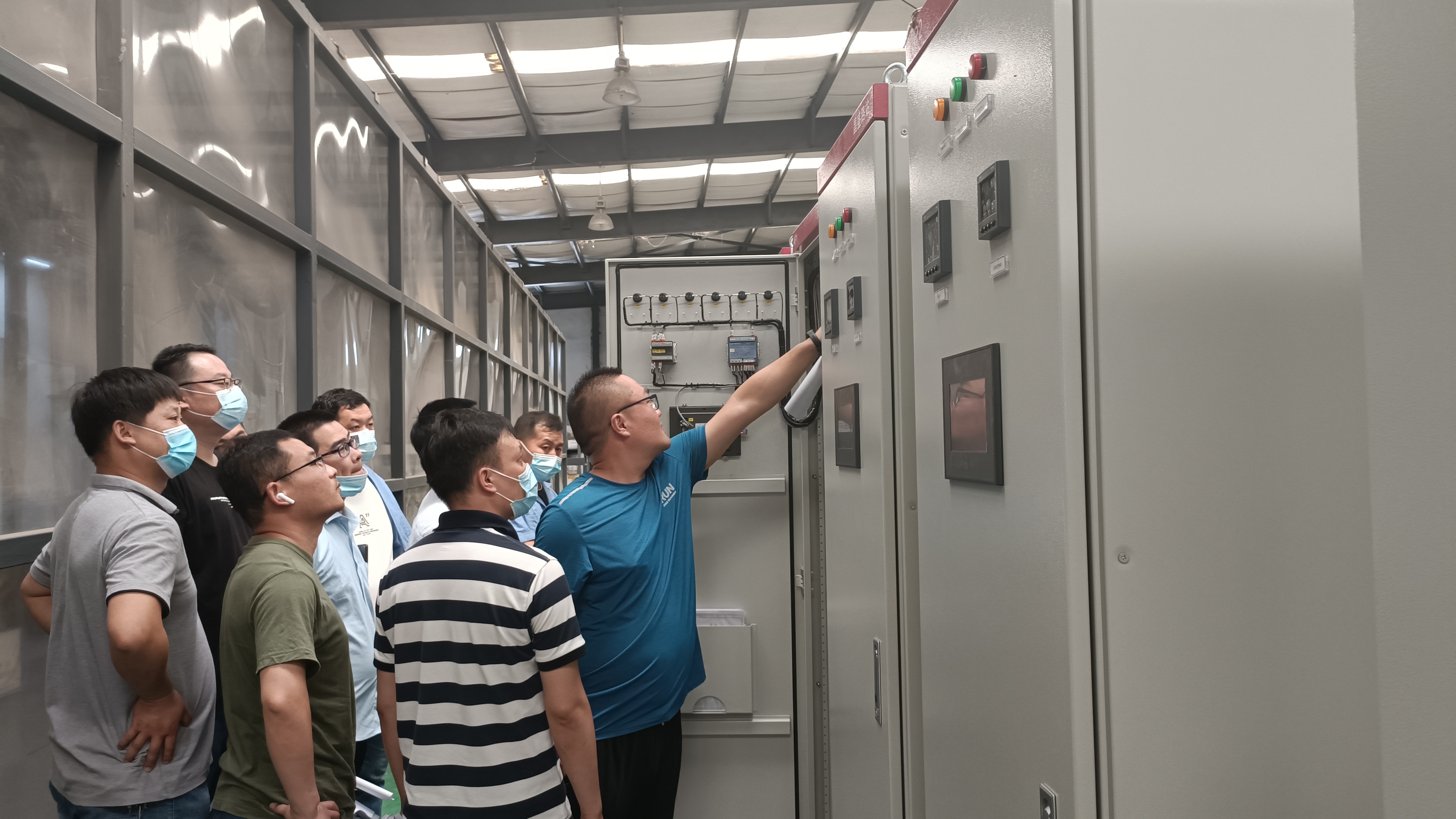 中铁十六局、郑州轨道交通来我司对郑许市域铁路工程自动售检票配电柜设备进行验收